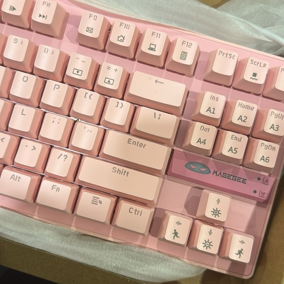 NEW Baby pink mechanical gaming keyboard - Picture 2 of 2